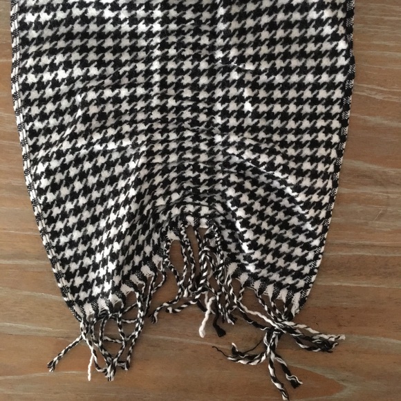 Houndstooth Scarf - Picture 2 of 2